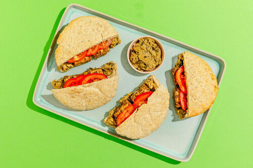 Pitataschen mit Za’atar-Tofu mit frischen Tomaten und Auberginenpüree