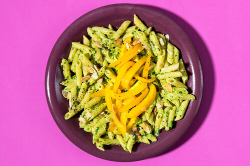 RS-KF Pasta mit Basilikum und Mandelblättchen dazu gebratene Paprika
