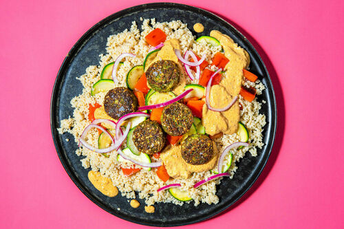 Falafelteller mit Couscous und Gemüse an cremiger Tahini-Gemüse-Sauce