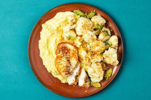 Saftiges Hähnchen auf Kartoffelpüree dazu Blumenkohlgemüse polnische Art