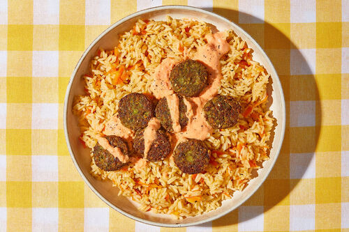 Extraviele Falafeln auf Karottenreis mit cremig-würzigem Tomatendip