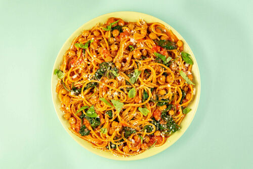 Vollkornpasta mit Spinat und Kichererbsen mit frischem Basilikum und geriebenem Käse