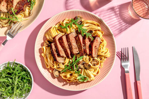 Rindersteak auf Tagliatelle Stroganoff mit Champignons und Rucola-Salat