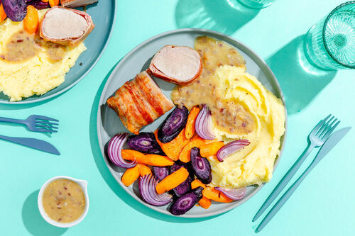 Schweinefilet im Speckmantel mit bunten Karotten und Kartoffelpüree