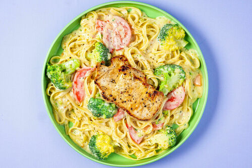 Hähnchen auf Brokkoli-Tagliatelle in cremiger Sauce mit Tomaten