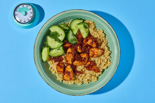 Würziges Hähnchen an Quinoa mit frischem Koriander-Gurken-Salat