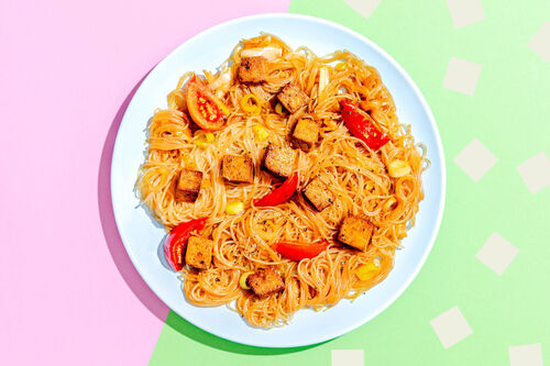 Indonesische Nudelpfanne mit Tofu und Ketjap Manis, Lauch und Tomaten