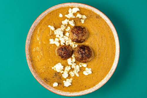 Auberginen-Hackbällchen-Suppe und cremigem Feta