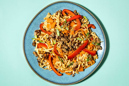 Vegane Hackpfanne mit Miso-Soja-Sauce an Mie-Nudeln und Gemüse