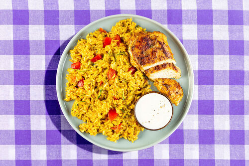 Korma-Hähnchen auf Gemüsereis mit frischem Joghurt