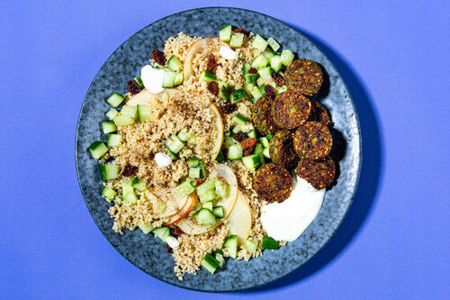 Goldbraune Falafeln mit Fetasauce an fruchtig-würzigem Couscous
