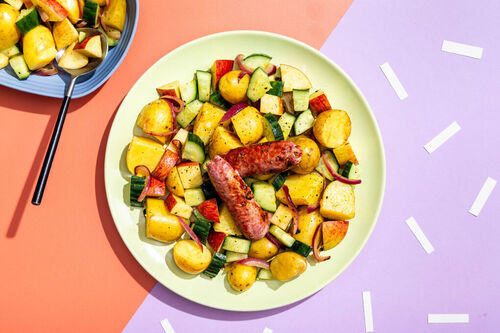 Vegane Chorizo auf Kartoffel-Gurken-Salat mit Zwiebeln und frischem Apfel