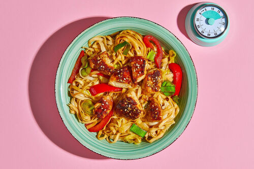 RS-KF Asianudeln mit Sesam-Hähnchen mit knackiger Paprika und Lauch