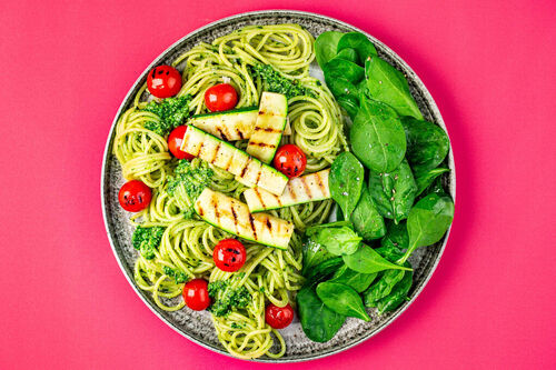 Spaghetti mit grünem Kürbiskernpesto mit gerösteter Zucchini und Kirschtomaten