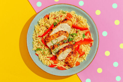 Risoni mit Cajun-Hähnchen mit Zwiebeln, Paprika und Basilikum