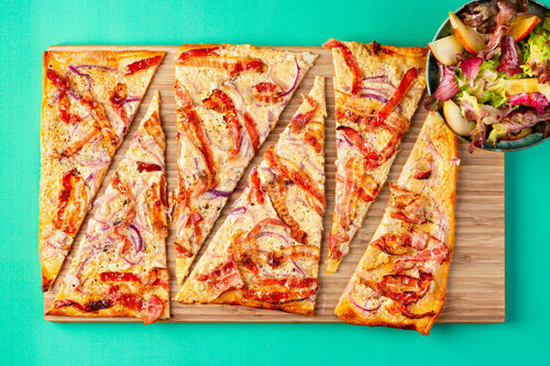 Flammkuchen mit karamellisiertem Speck dazu ein fruchtig-feiner Salat mit Apfel