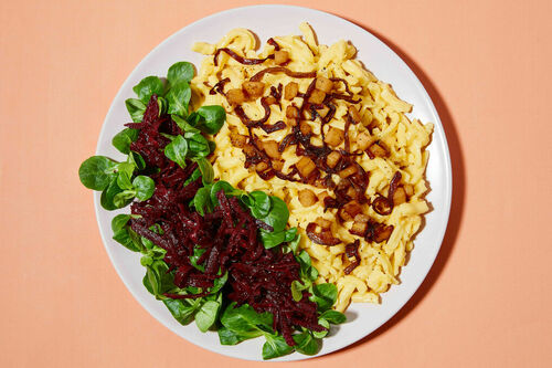 Käsespätzle mit Zwiebel-Birnen-Kompott dazu Rote Bete auf Feldsalat