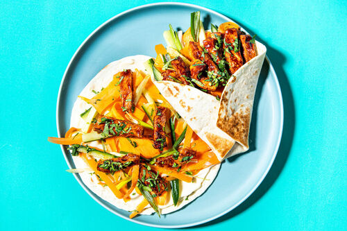 Bánh-mì-Wraps mit Kasslerlachs gefüllt mit Koriander, Gurke und Karotte