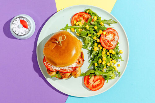 Italienischer Würstchenburger mit Rucola und Tomaten-Oliven-Pesto