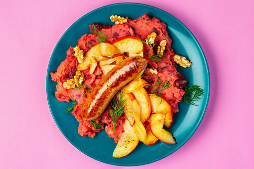 Bratwurst auf Rote-Bete-Kartoffelstampf mit gebratenen Äpfeln und Walnüssen