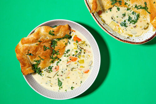 Sahniger Gemüse-Pot-Pie aus dem Ofen mit knuspriger Blätterteighaube