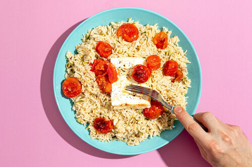 Gebackener Feta und Tomaten auf würzigem Zucchini-Reis