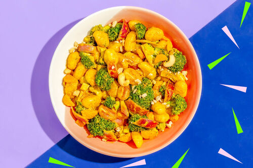 Gnocchi in Hähnchen-Korma-Sauce mit buntem Gemüse und Cashews