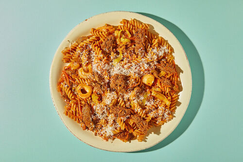 Vollkornfusilli mit „Rindfleisch“-Ragù mit Gemüse und geriebenem Käse