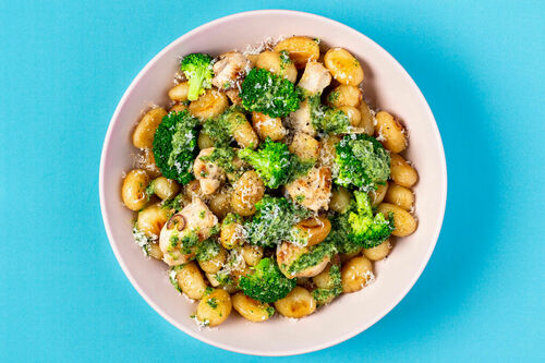 Gebratene Gnocchi mit Hähnchen und Brokkoli mit leckerem Basilikumpesto