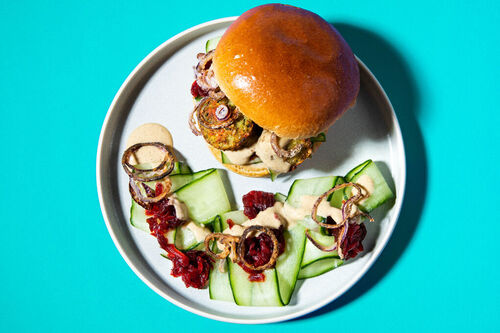 Falafelburger mit Tahini und Roter Bete mit deftigen Zwiebeln und eingelegter Gurke