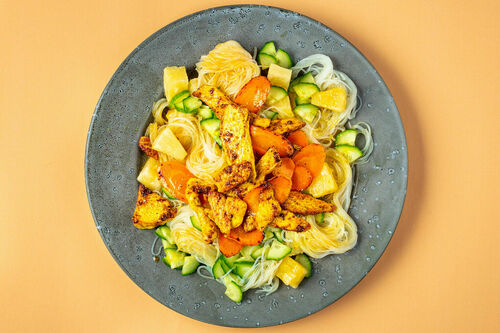 Glasnudelsalat mit würzigem Hähnchen mit Gurke, Karotte und Ananas