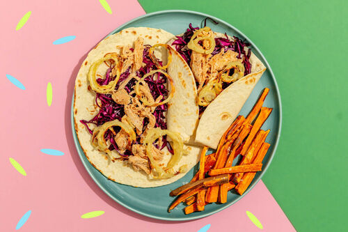 Wraps mit Pulled Chicken und Rotkohl dazu Knusperzwiebeln und Süßkartoffelpommes