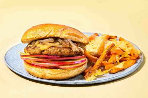 Cheeseburger mit Apfel und Zwiebeln an gratinierten Karottenpommes