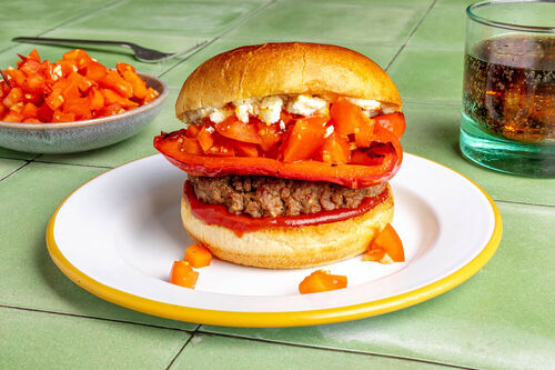 Veggie-Burger mit gegrillter Paprika im käseknusprigen Brötchen