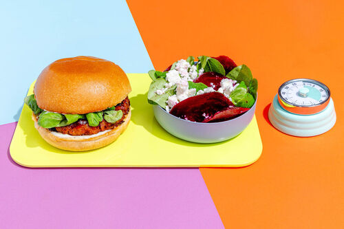 Veggie-Burger mit Cajun-BBQ-Sauce dazu Rote-Bete-Salat mit Feta