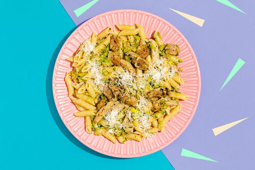 Saftige „Hähnchen“-Schnetzel auf Pasta mit Zucchini, Lauch und Basilikumcreme