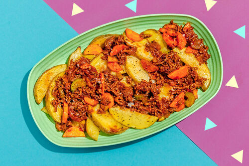 „Loaded Fries“ mit veganer Bolognese und aromatischem Gemüse