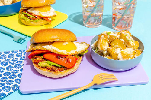 Spiegelei-Avocado-Burger mit Paprika an Röstkartoffelsalat mit Lauchzwiebeln