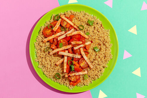 Würzige Rindswurst auf Couscous mit saftigen Kirschtomaten und Karotten