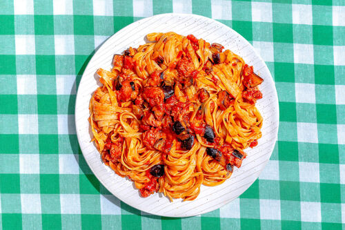 Tagliatelle mit würziger Schweinswurst und Auberginen in Tomatensauce