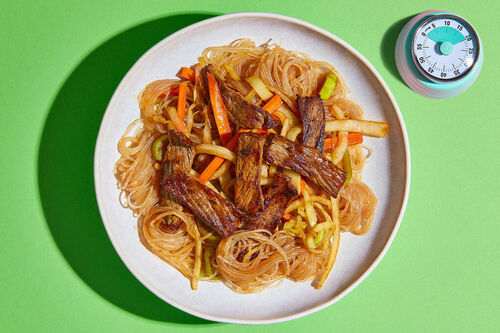 Schnelle Rindfleisch-Gemüse-Pfanne mit zarten Glasnudeln und Ingwersauce