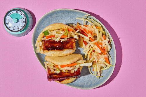 Hoisintofu in Hefebrötchen mit knackigem Weißkohl-Birnen-Salat