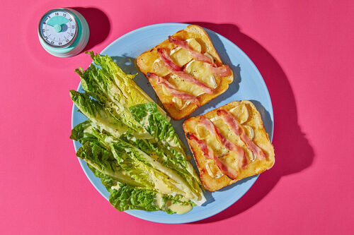 Herzhafter Camembert-Bacon-Toast mit knackigem Romanasalat