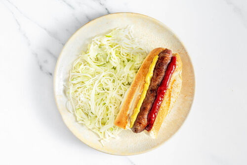 Rindswurst im Baguette mit Weißkohl-Apfel-Slaw