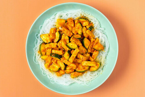 Schweinefleischpfanne auf Glasnudeln asiatisch mit Ingwer, Tomaten und Zucchini