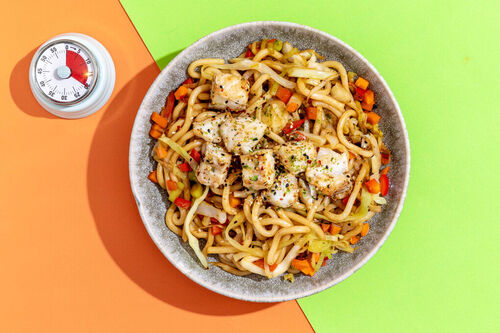 Saftiger Alaska-Seelachs Yaki-Style mit gebratenen Udon-Nudeln und Gemüsemix