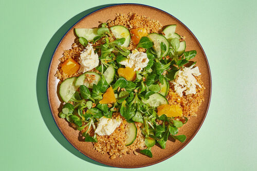Quinoasalat mit Orange und Mozzarella mit Feldsalat und Sonnenblumenkernen