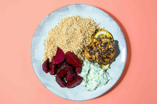 Za’atar-Hähnchenkeule an gerösteter Bete mit Couscous und selbst gemachtem Tzatziki
