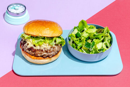 Deftiger Bio-Cheeseburger mit Cajun-Dip und grünem Salat mit Mango-Dressing
