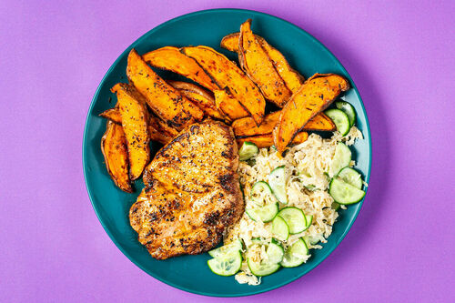 Schweinesteak mit Süßkartoffelspalten dazu Gurken-Sauerkraut-Salat
